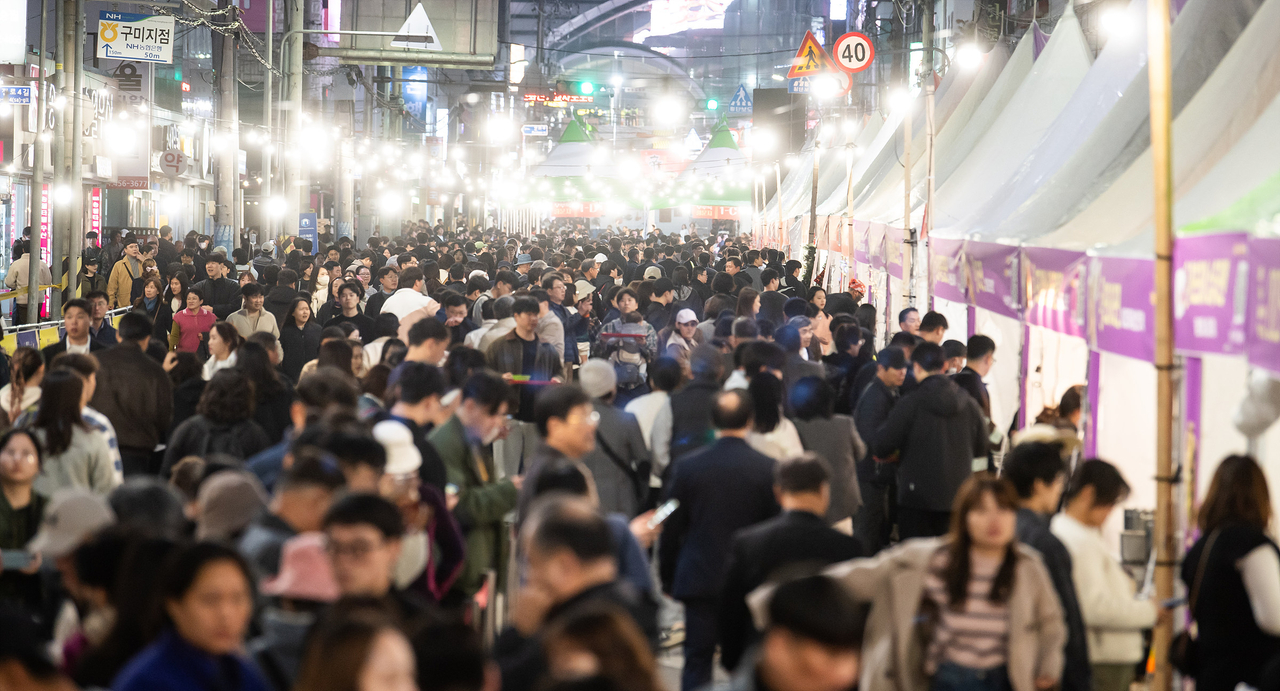 ‘2025 구미라면축제’에 많은 인파가 몰려 인산인해를 이루고 있다.[구미시 제공]