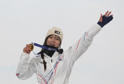 Choi Gaon of South Korea celebrates on the podium after winning the gold medal in the women's halfpipe snowboarding event at the Winter Olympics at Livigno Snow Park in Livigno, Italy, in this Feb. 12, 2026, file photo. (Yonhap)