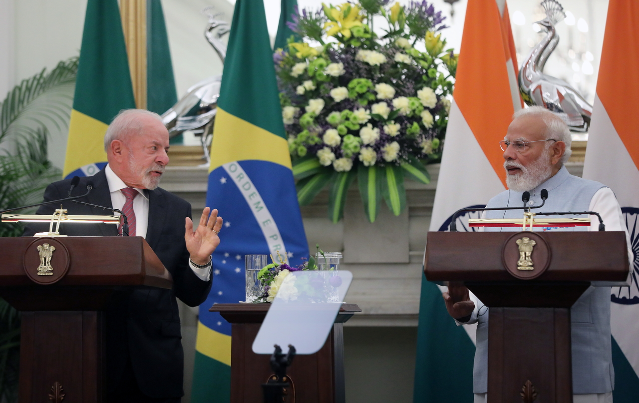 Brazilian President Luiz Inacio Lula da Silva (left) and Indian Prime Minister Narendra Modi hold a joint press conference in New Delhi, Saturday. (EPA-Yonhap)