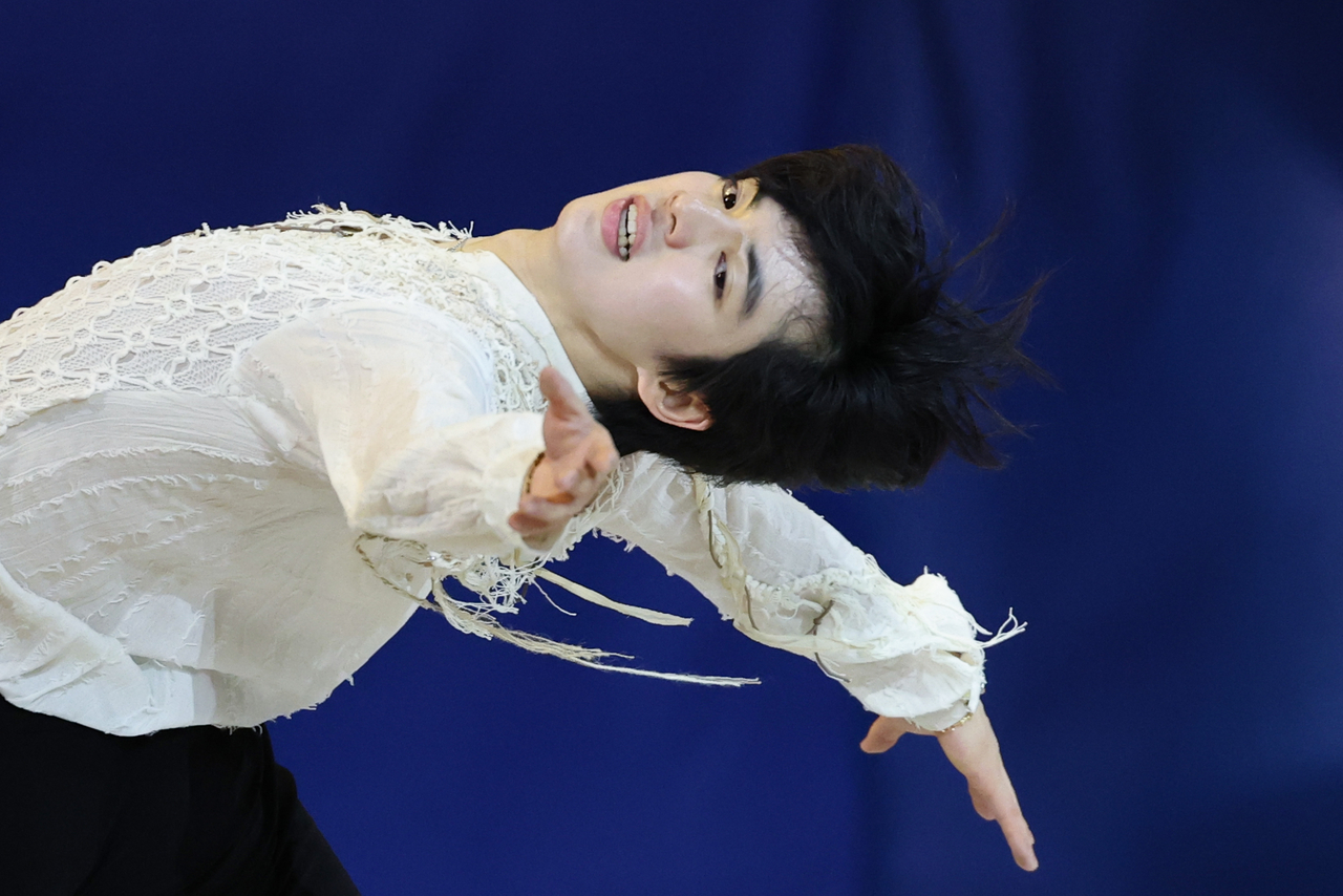 Cha Jun-hwan  performs to “Not a Dream,” by Song So-hee. (Yonhap)