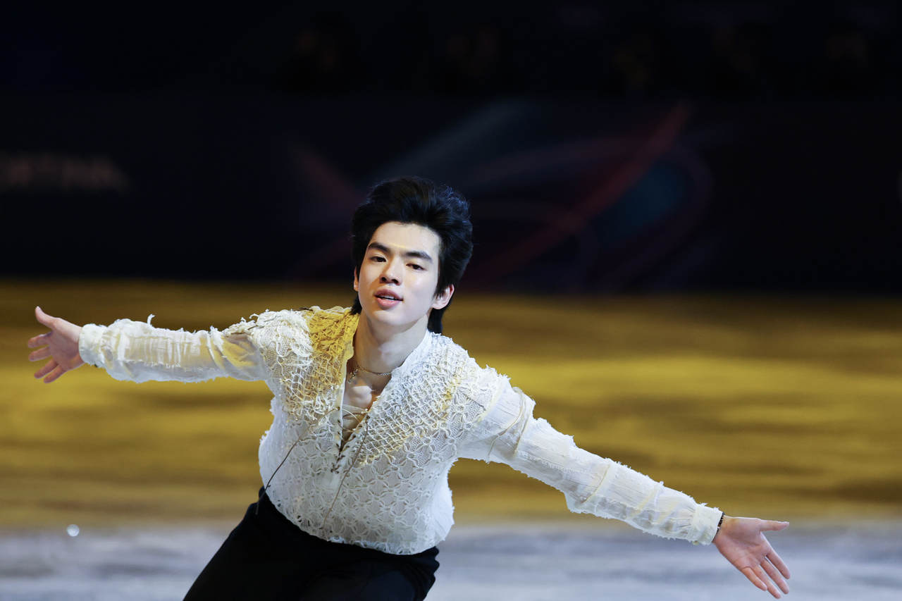 Cha Jun-hwan performs with his arms wide open at the gala exhibition, closing the figure skating events of the 2026 Milan Cortina Winter Olympics. (Yonap)