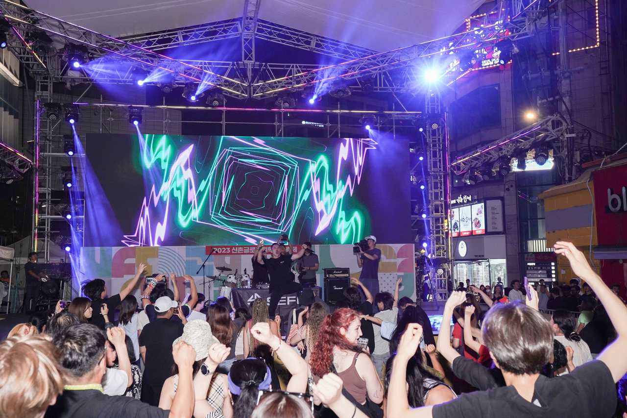 Visitors enjoy a performance at the 2023 Sinchon World Youth Festival in Seodaemun-gu, Seoul. (Seodaemun-gu Office)