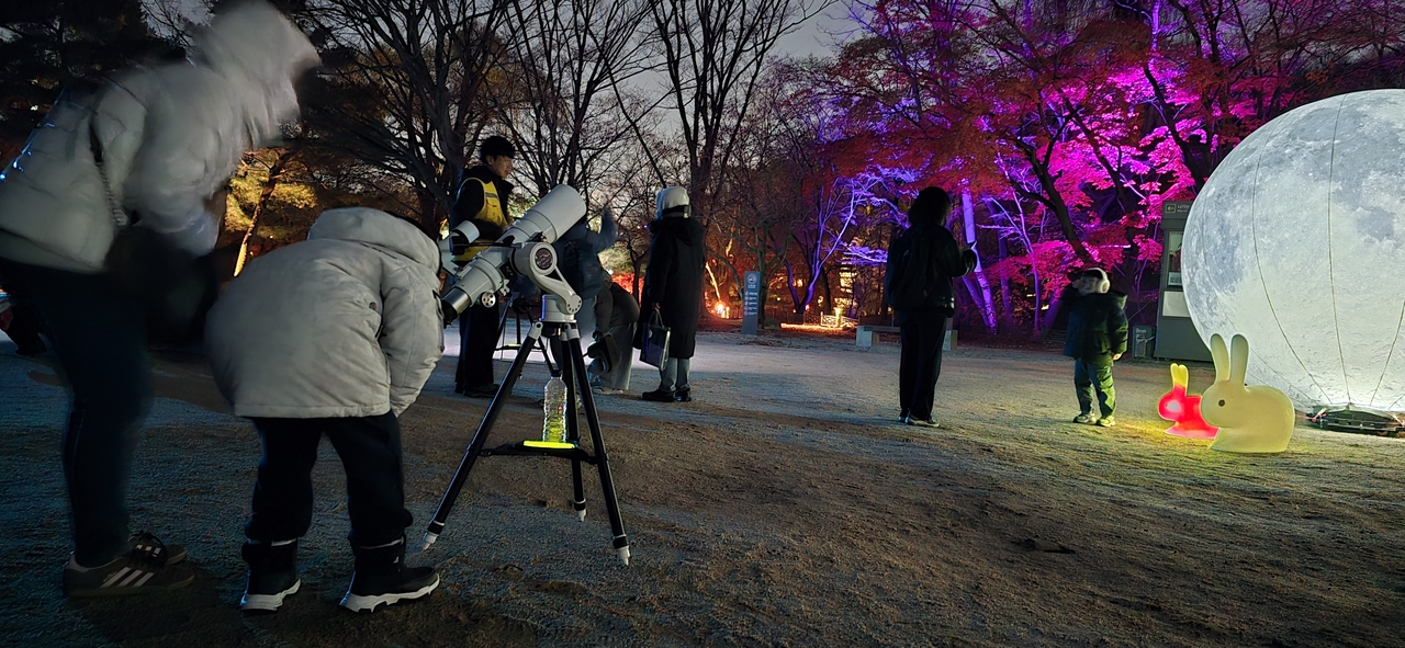 Visitors observe the night sky through telescopes during an astronomy event at Changgyeonggung in December 2025. (Korea Heritage Service)