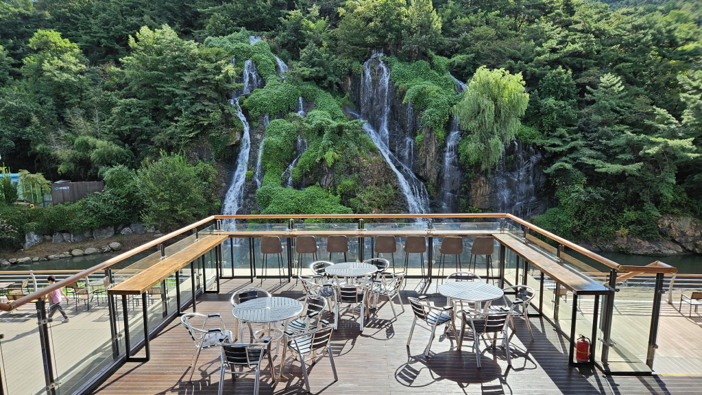 Hongjecheon Artificial Waterfall in Seodaemun-gu, Seoul, viewed from Cafe Pokpo (Seodaemun-gu Office)