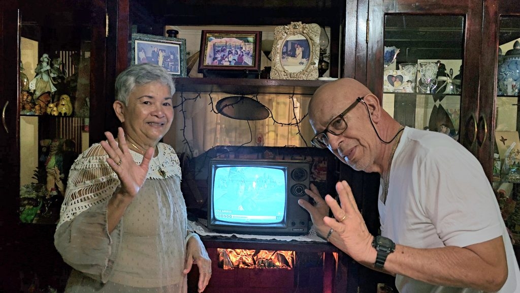 과테말라에 거주하는 아나 모랄레스와 그녀의 남편이 1987년 구입한 삼성전자 TV 앞에서 포즈를 취하고 있다.  [삼성전자 제공]