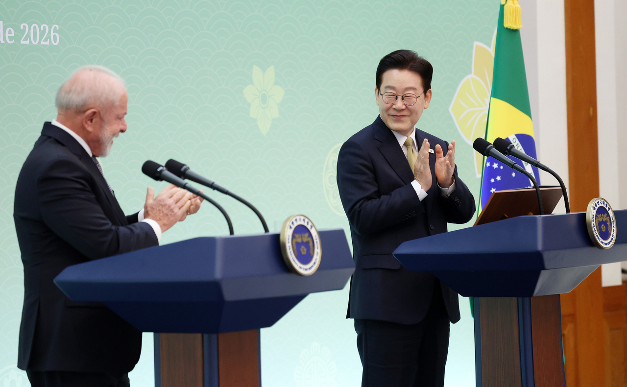 South Korean President Lee Jae Myung (right) and Brazilian President Luiz Inacio Lula da Silva applaud after delivering a joint press statement at Cheong Wa Dae in Seoul on Monday. (Yonhap)