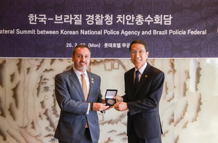 Yoo Jae-seong (right), acting commissioner general of the Korea National Police Agency, and Andrei Passos Rodrigues, director-general of the Brazilian Federal Police, pose after talks on closer cooperation in crime prevention and investigation cooperation in Seoul on Monday. (NPA)