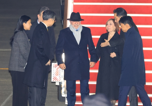 Brazilian President Luiz Inacio Lula da Silva (C) arrives at Seoul Air Base in Seongnam, south of Seoul, on Feb. 22, 2026, to begin his state visit to South Korea. (Yonhap)