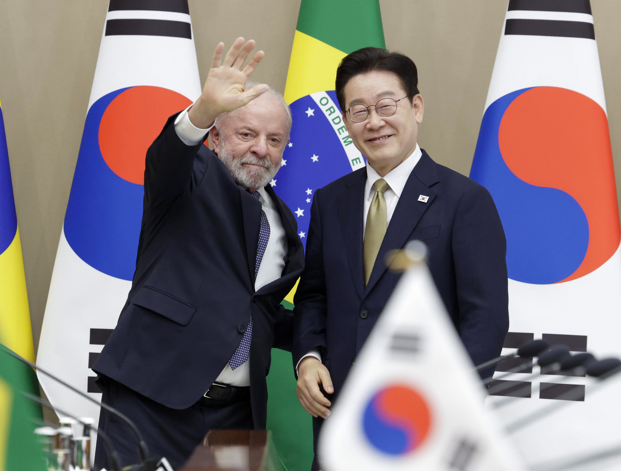 President Lee Jae Myung (right) and Brazilian President Luiz Inacio Lula da Silva pose for a photo ahead of their summit talks at Cheong Wa Dae in Seoul on Monday. (Yonhap)