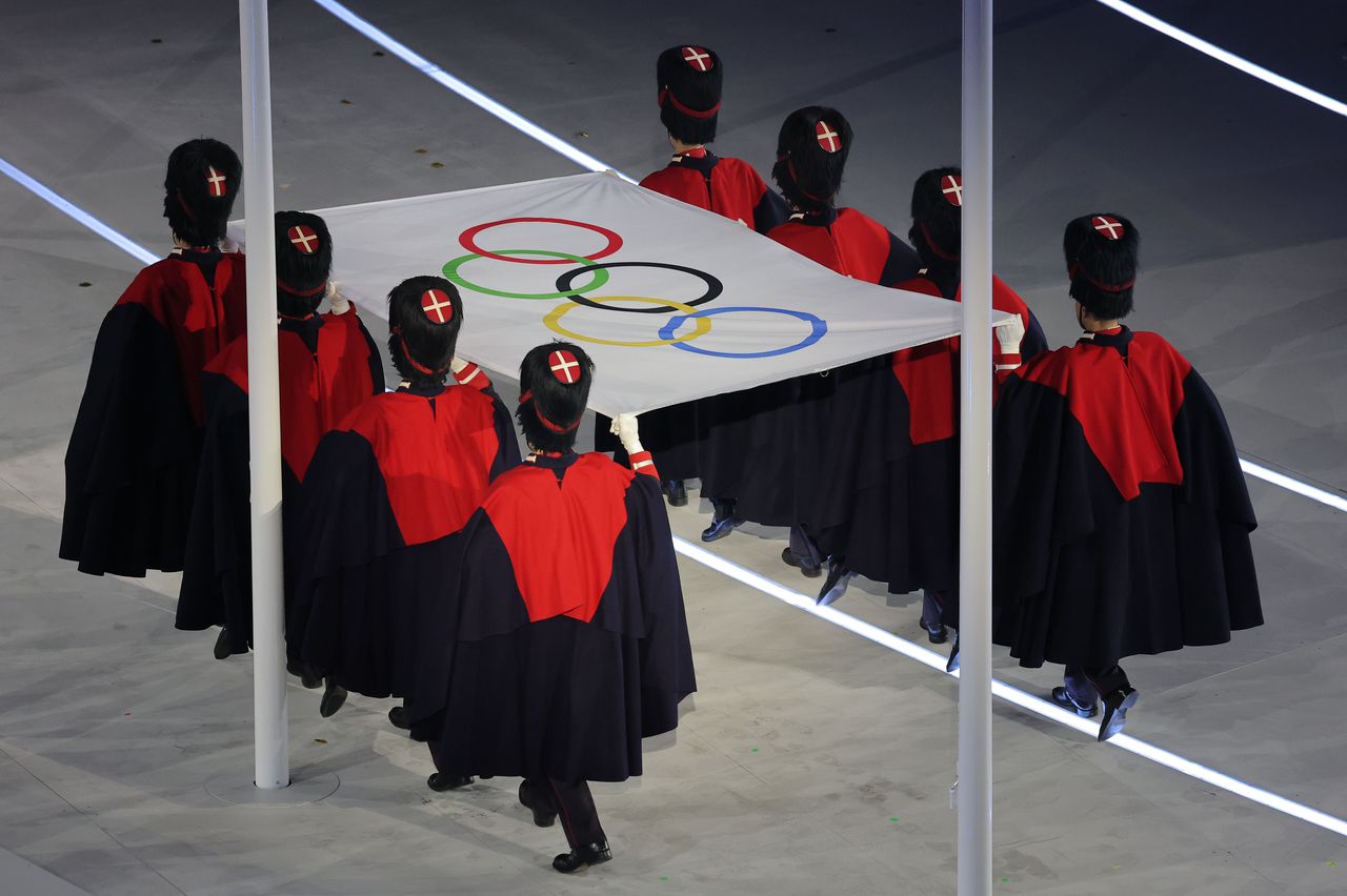 The Olympic flag is being lowered during the closing ceremony of the Milano–Cortina d’Ampezzo 2026 Winter Olympics, held at the Arena di Verona in Italy on Sunday. (Yonhap)