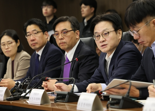 Industry Minister Kim Jung-kwan (2nd from R) speaks at a meeting with private industries held in Seoul on Feb. 23, 2026, to discuss South Korea's response to US tariff policies following the US Supreme Court's ruling against US President Donald Trump's "reciprocal" tariffs. (Yonhap)