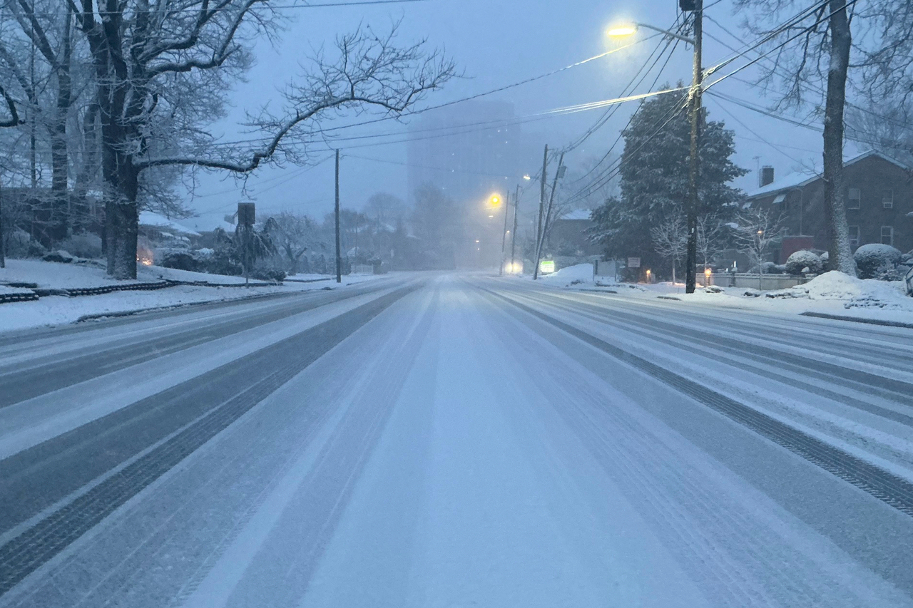 Palisade Avenue sits desolate during a storm in Fort Lee, New Jersey, Sunday. (AP-Yonhap)