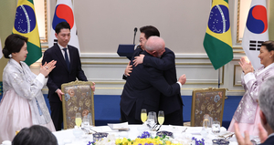 국빈 만찬서도 '진한 포옹'...李대통령 "소년공들의 만남" - 뉴스 썸네일 이미지