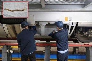 열차 변기에 빠진 13돈 금팔찌…40분 ‘맨손’ 수색해 찾아준 中철도 [차이나픽]