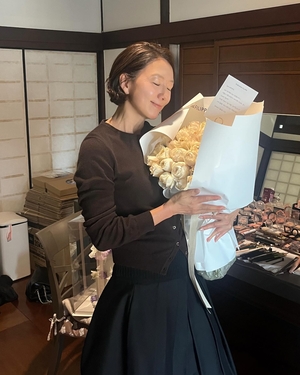 김희애, 짧은 단발로 싹둑..더 우아해진 근황 - 뉴스 썸네일 이미지