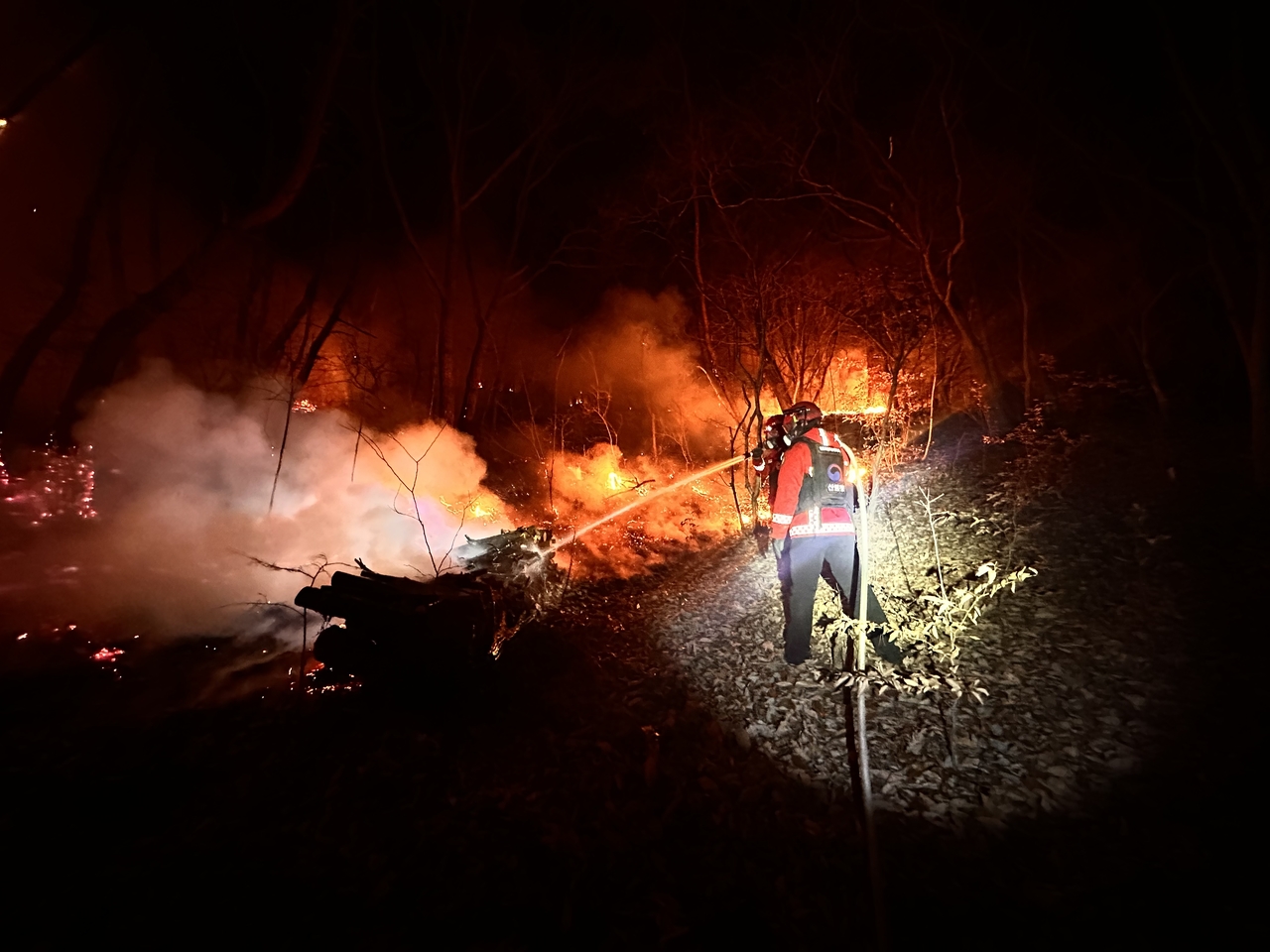 This photo shows a wildfire burning in Miryang, South Gyeongsang Province. (Yonhap)