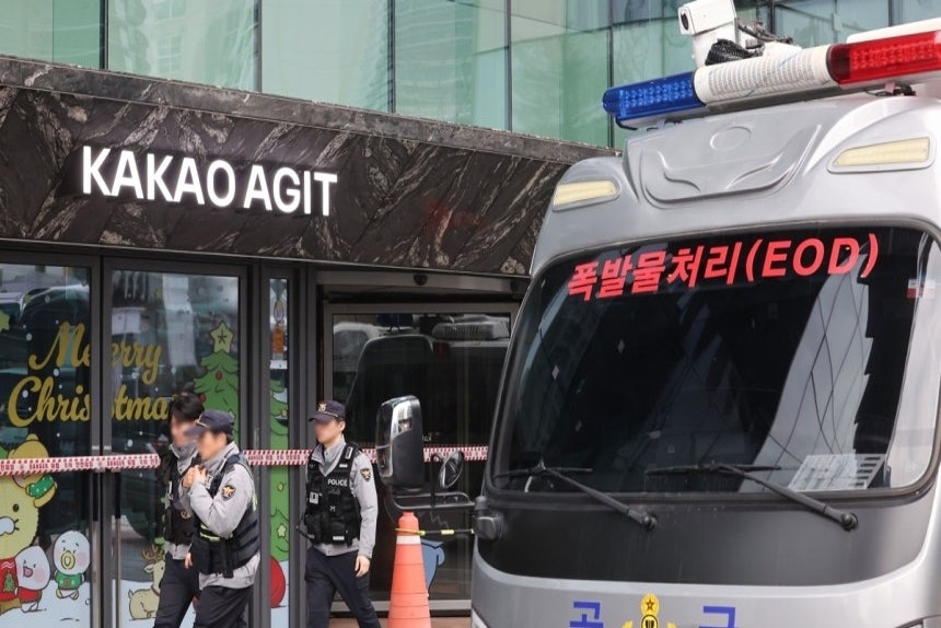 Police respond to a bomb threat reported at Kakao headquarters. (Yonhap)
