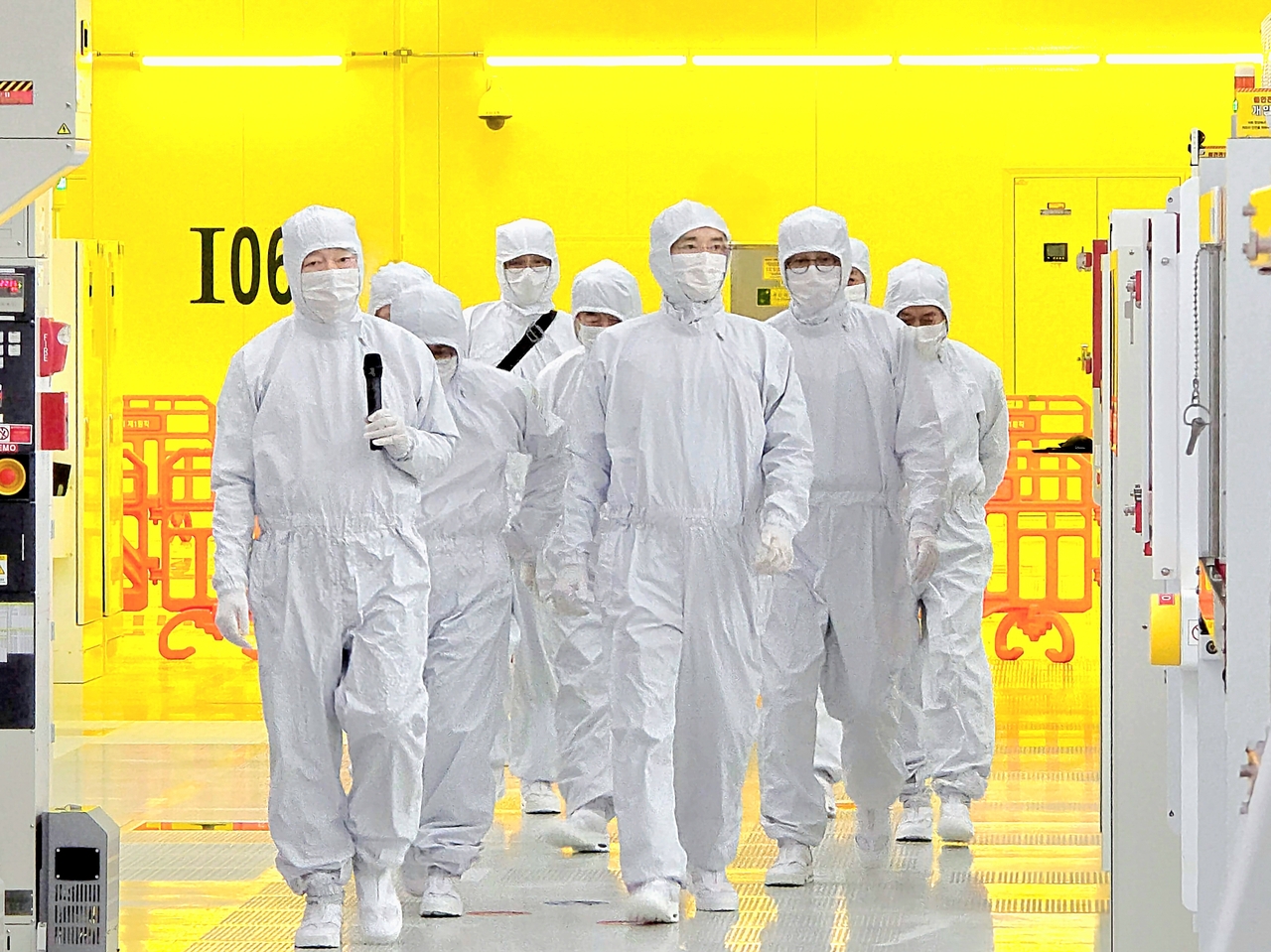 Samsung Electronics Co. Chairman Lee Jae-yong (center) visits a semiconductor research and development center in Gyeonggi Province on Dec. 22, 2025. (Samsung Electorincs Co.)