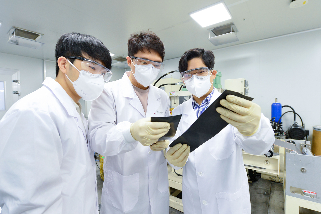 LG Energy Solution researchers examine dry electrodes at the company’s R&D campus in Daejeon. (LG Energy Solution)