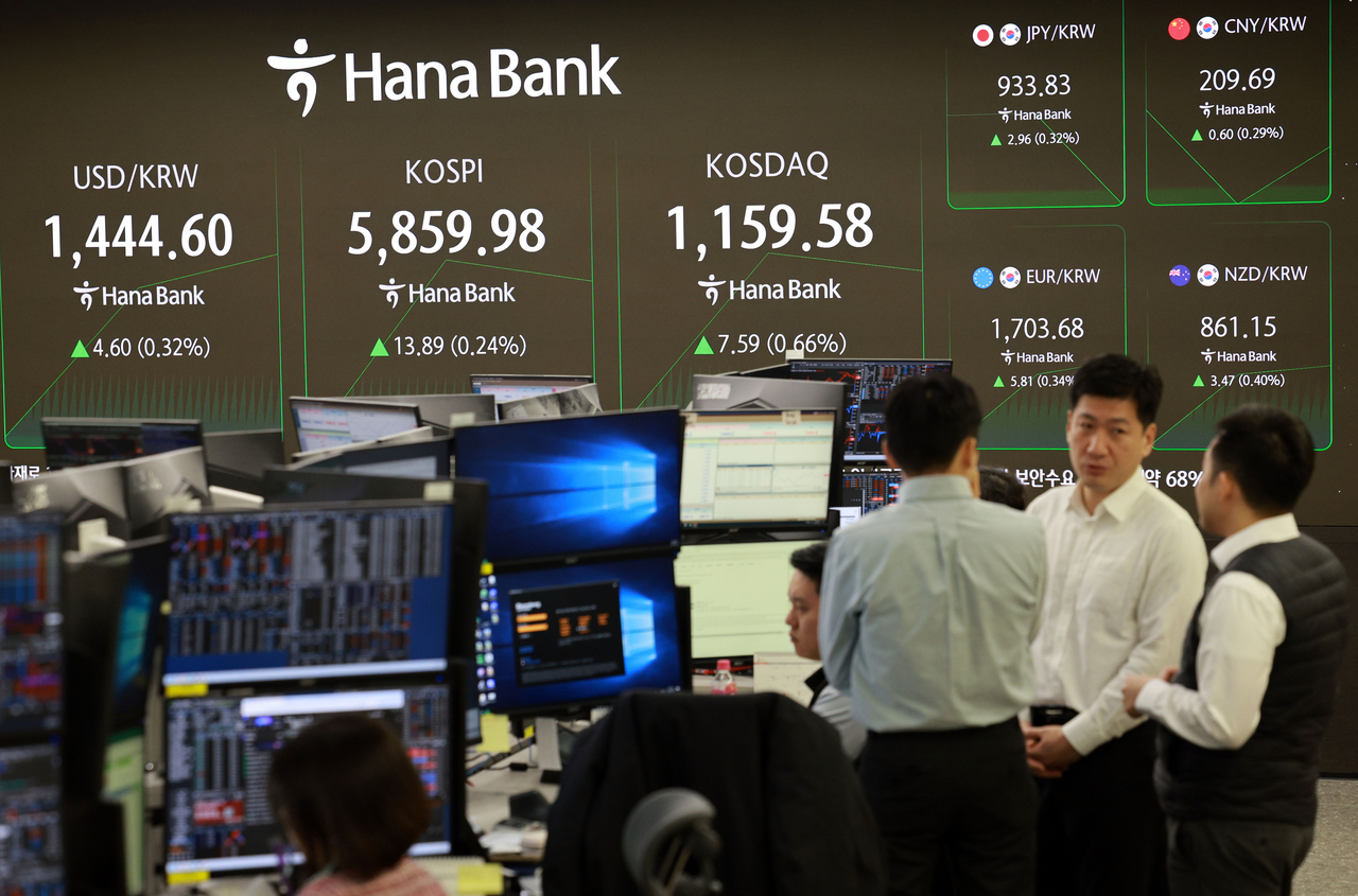 An electronic board showing the Korea Composite Stock Price Index at a dealing room of the Hana Bank headquarters in Seoul on Tuesday. (Yonhap)
