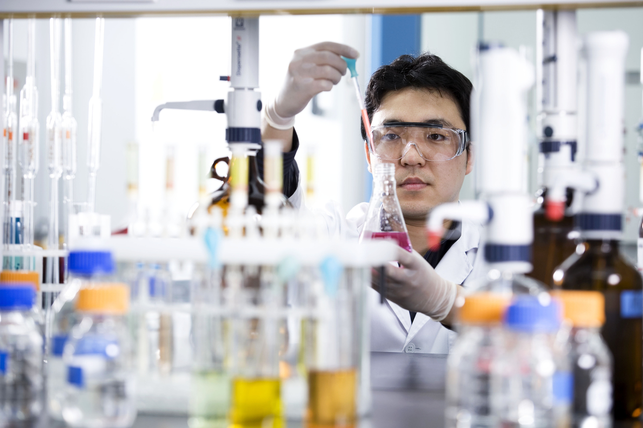 A researcher conducts an experiment at KGC's R&D center. (Korea Ginseng Corp.)