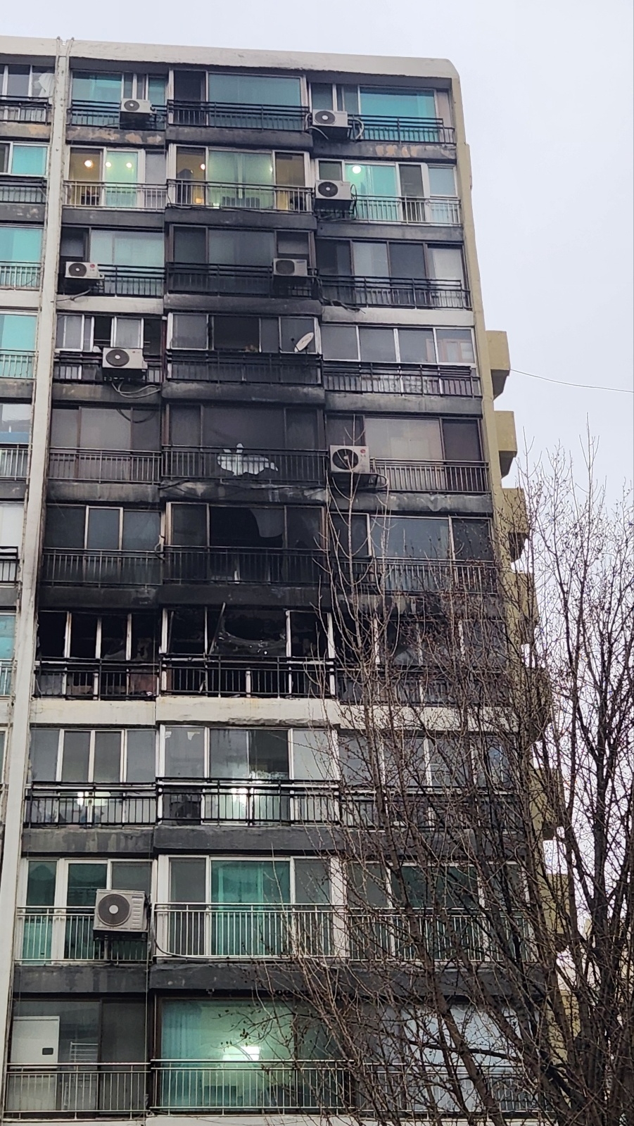 A fire that was later contained breaks out at the Eunma Apartment complex in Daechi-dong, Seoul, on Tuesday. (Yonhap)