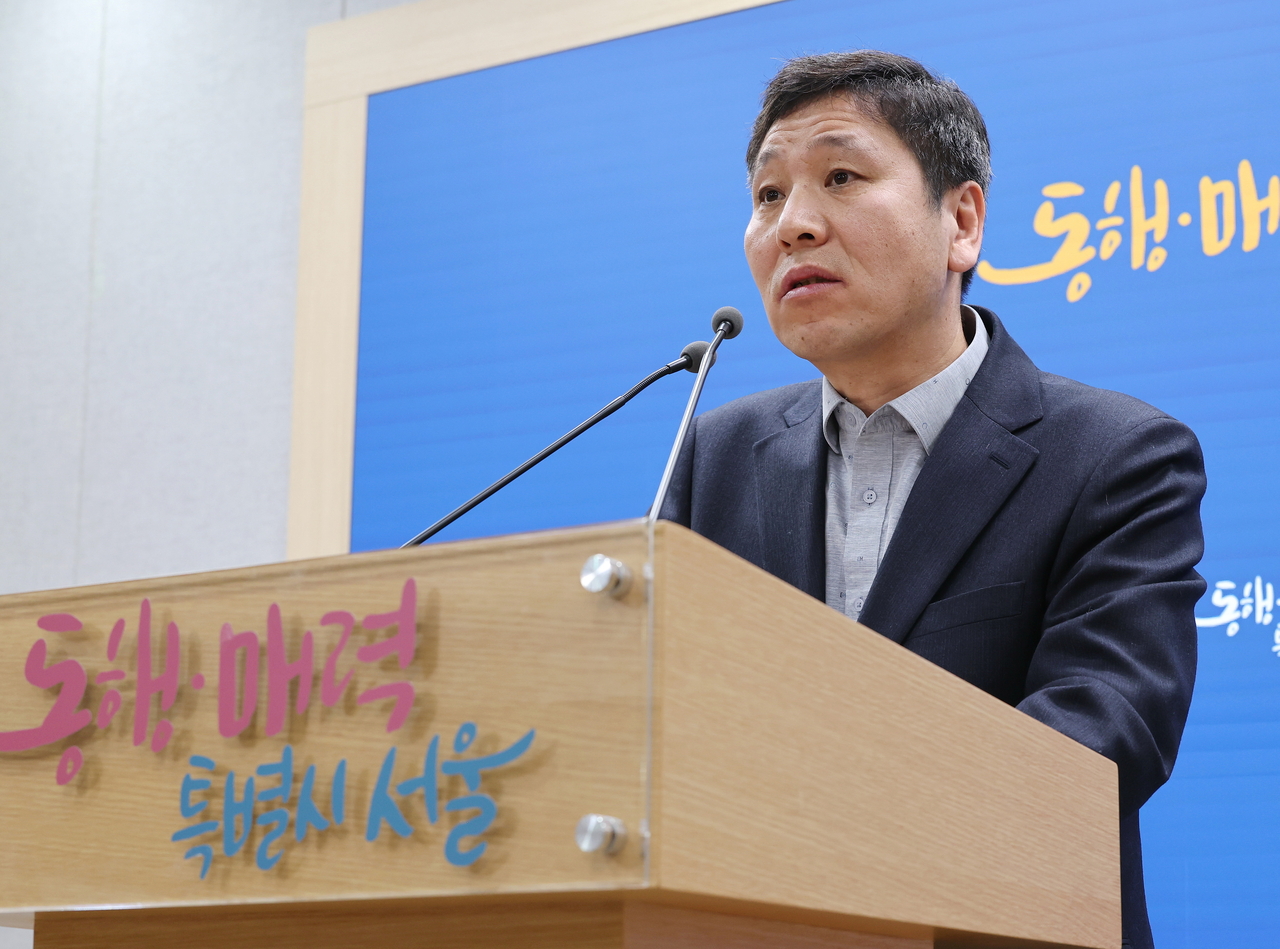 Han Jung-hoon, director-general for transportation operations at the Seoul Metropolitan Government, speaks at a briefing on the 2024 Ttareungi app data leak at Seoul City Hall on Feb. 6. (Yonhap)