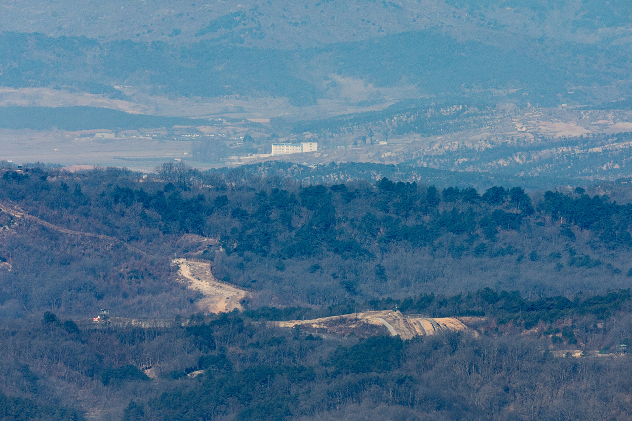 This photo, taken Feb. 9, shows the border area in Paju, Gyeonggi Province, overlooking the Demilitarized Zone. (Yonhap)