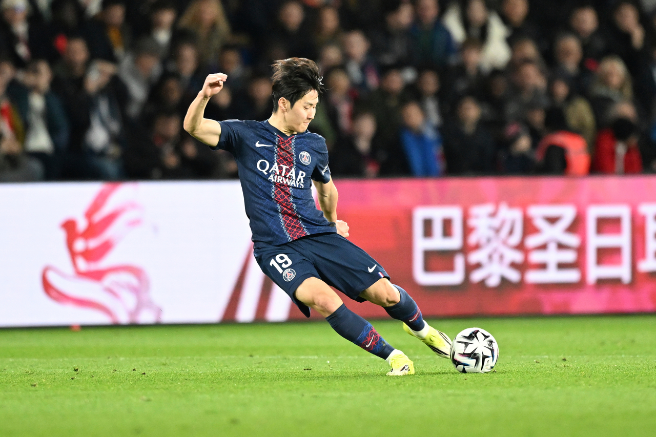 PSG's Lee Kang-in shoots the ball during the French League One soccer match between Paris Saint-Germain and Metz in Paris, France, Saturday. (AP-Yonhap)