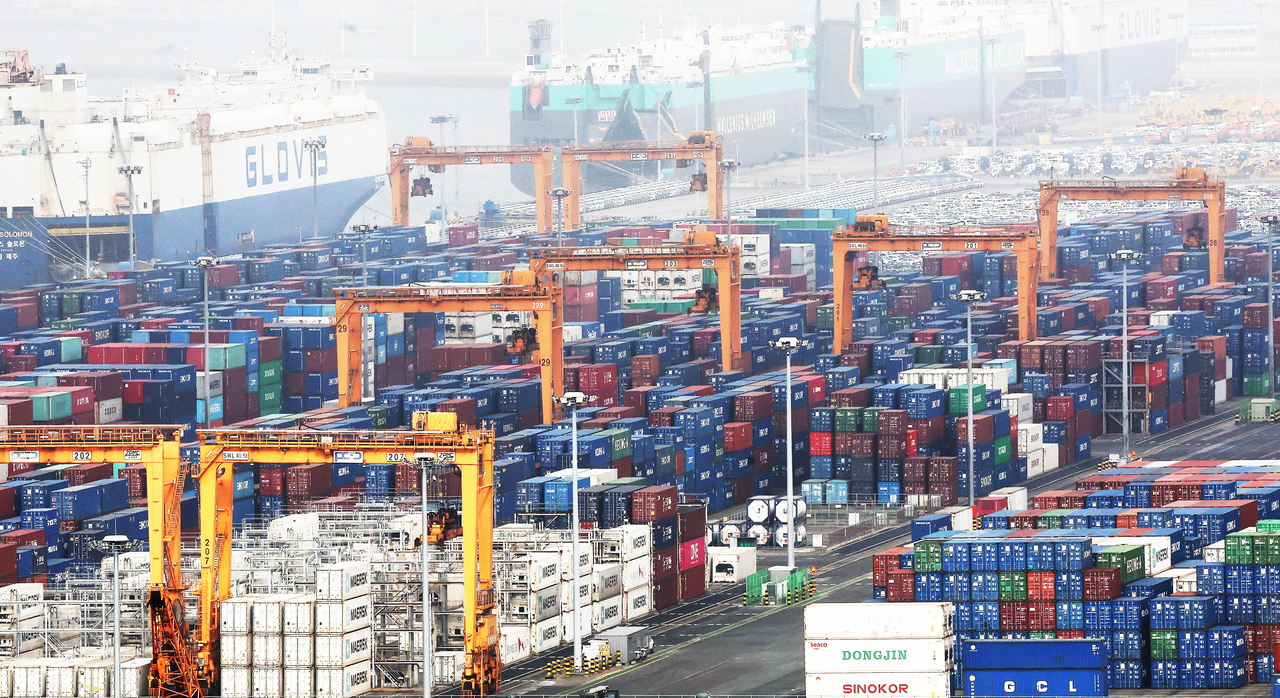 Photo shows shipping containers stacked at Pyeongtaek Port in Gyeonggi Province on Sunday. (Yonhap)