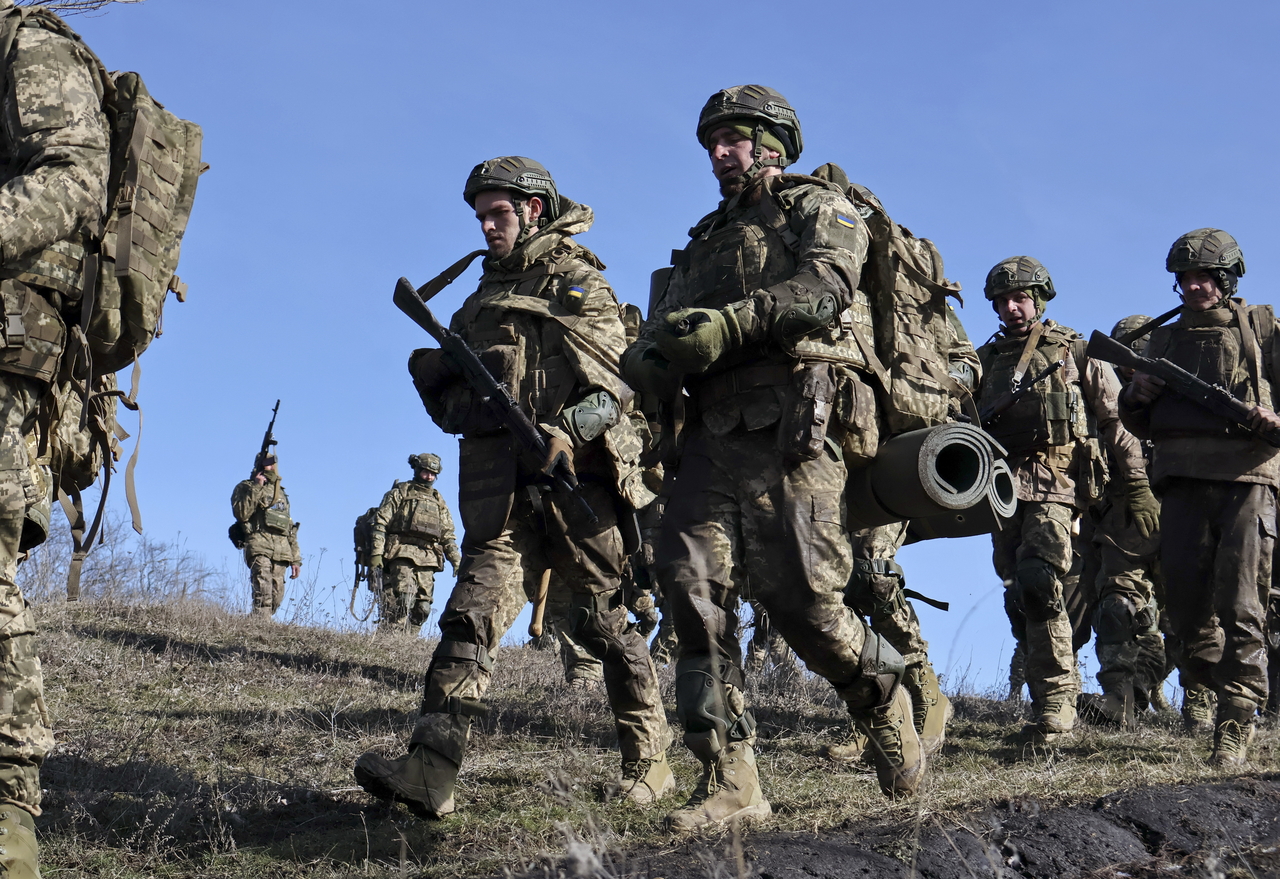Ukrainian soldiers attend a training session at an undisclosed location in Zaporizhzhia, Ukraine, Sunday. (EPA-Yonhap)