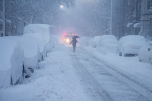 Huge US snowstorm forces millions to stay home
