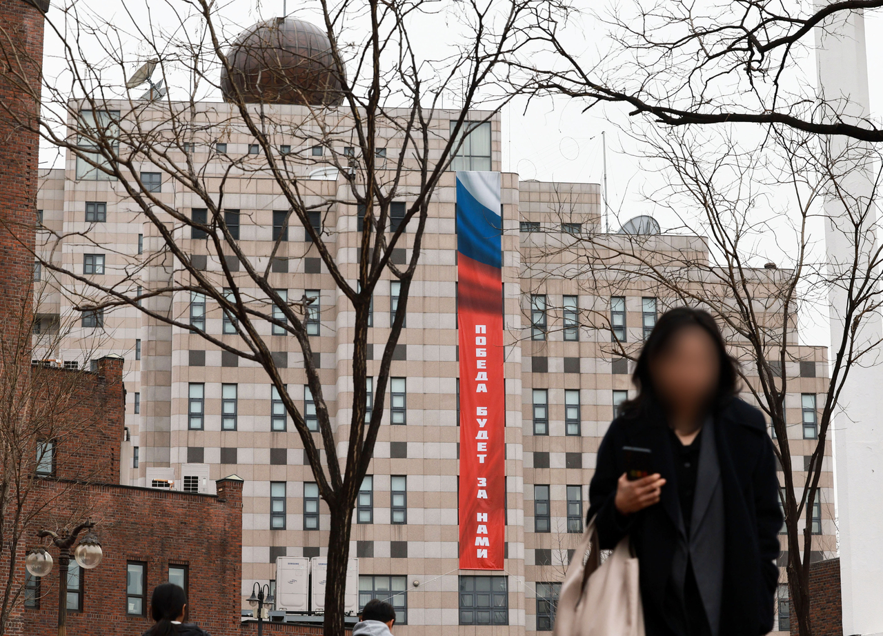 A banner reading “Victory will be ours” in Russian hangs from the facade of the Russian Embassy in Seoul on Tuesday. (Yonhap)