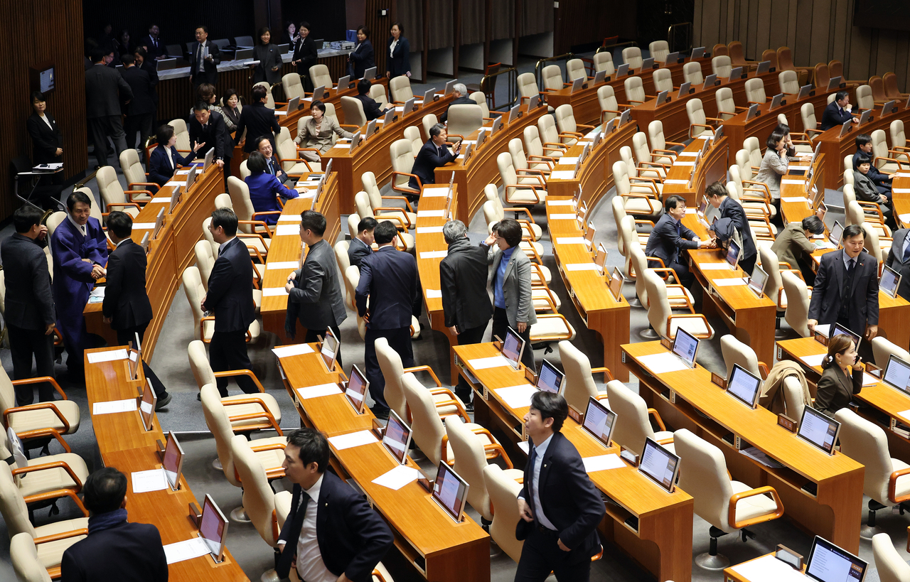 Rep. Yoon Han-hong of the People Power Party begins a filibuster during a plenary session of the National Assembly of Korea in Seoul on Monday over a proposed revision to the Commercial Act, as lawmakers of the Democratic Party of Korea walk out of the chamber. (Yonhap)