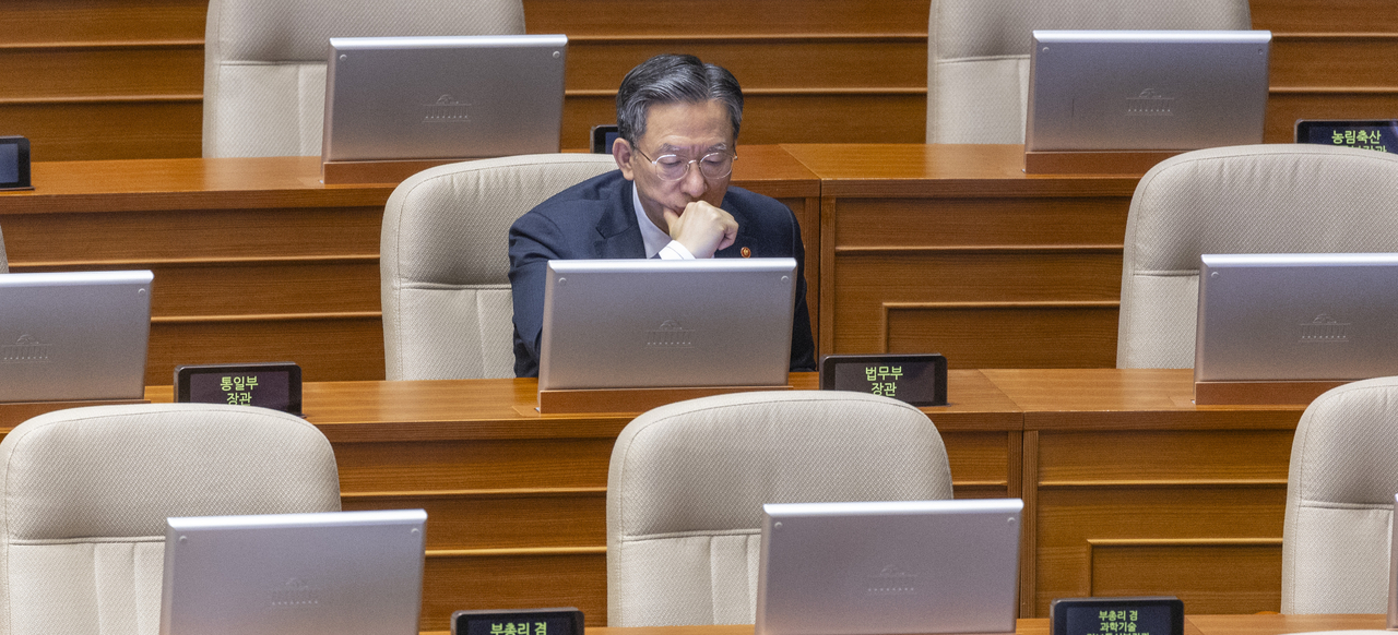 Justice Minister Jung Sung-ho waits during a plenary session of the National Assembly of Korea in Seoul on Monday after a proposed revision to the Commercial Act was introduced and the People Power Party began a filibuster. (Yonhap)