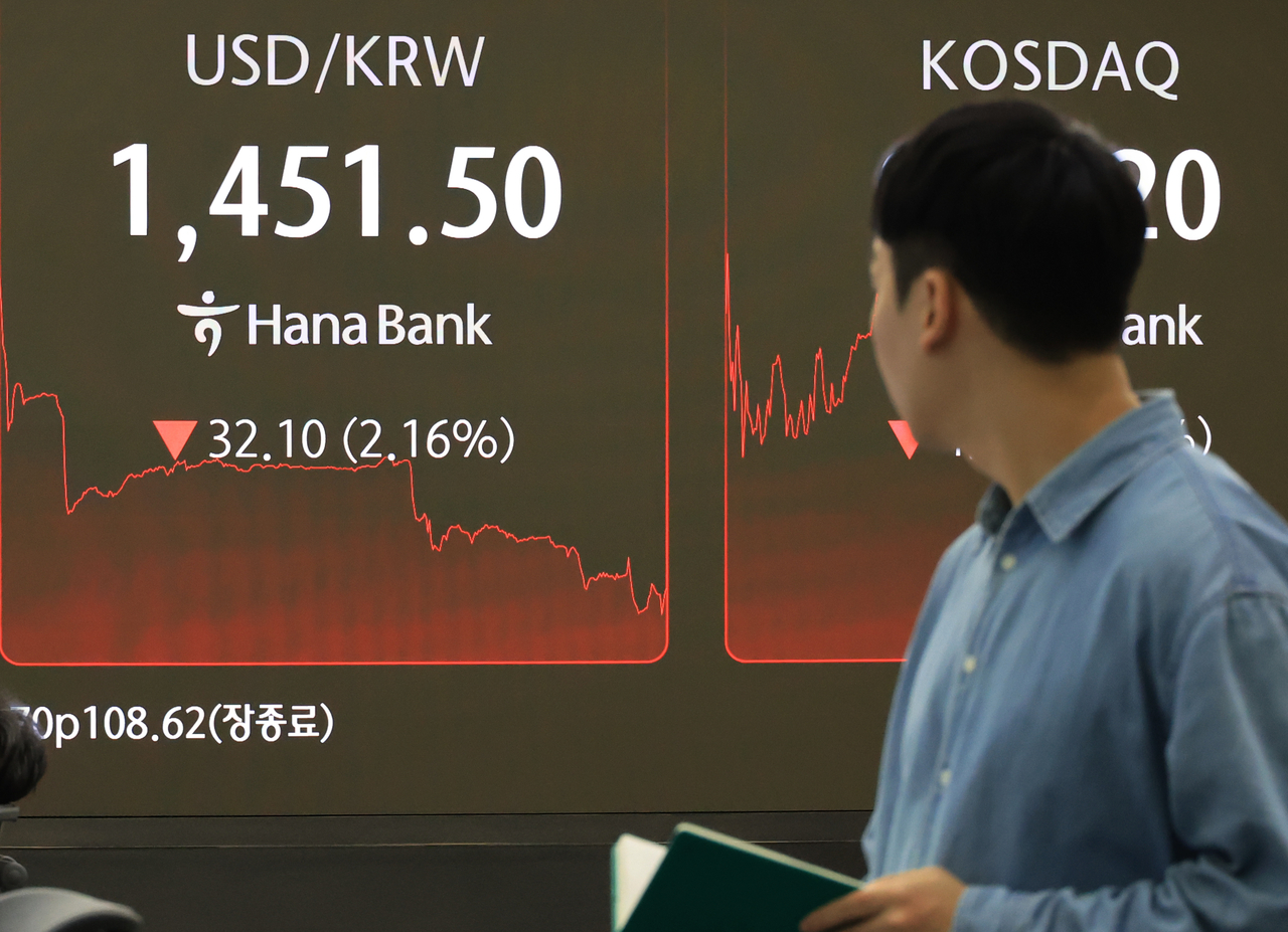 An electronic board at a Hana Bank dealing room in Seoul shows the Korean won against the US dollar. (Yonhap)