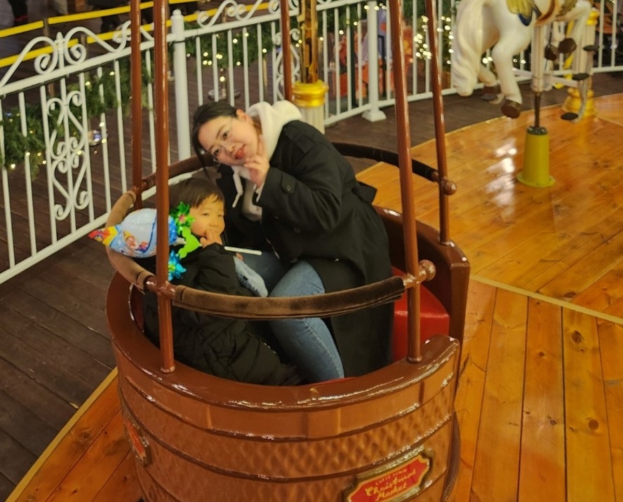 Park Seo-yeon and her son Jeong-woo enjoy a day at an amusement park. (Park Seo-yeon)