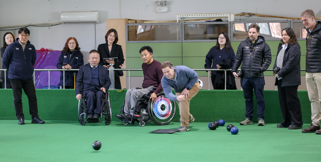 Rob Owen (center), chief executive of the Invictus Games Foundation, plays indoor bowls at a gymnasium inside Daejeon Veterans Hospital on Wednesday. (Ministry of Patriots and Veterans Affairs)