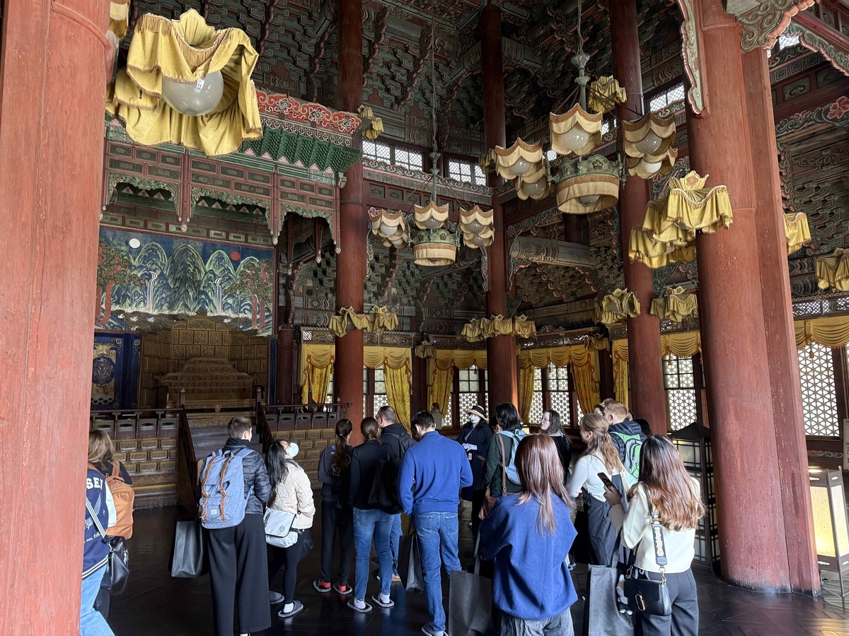 Visitors look around Injeongjeon, the main hall of Changdeokgung (Korea Heritage Service)