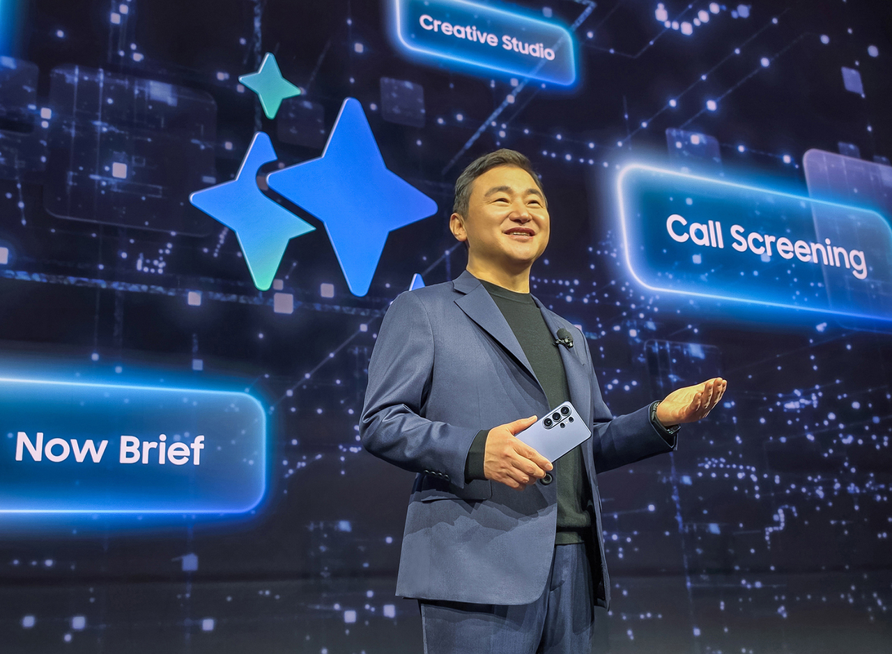 Roh Tae-moon, Samsung Electronics’ co-CEO and head of the Device eXperience division, presents new Galaxy AI features including Now Brief and Call Screening during the Galaxy Unpacked 2026 event in San Francisco on Thursday. (Samsung Electronics)
