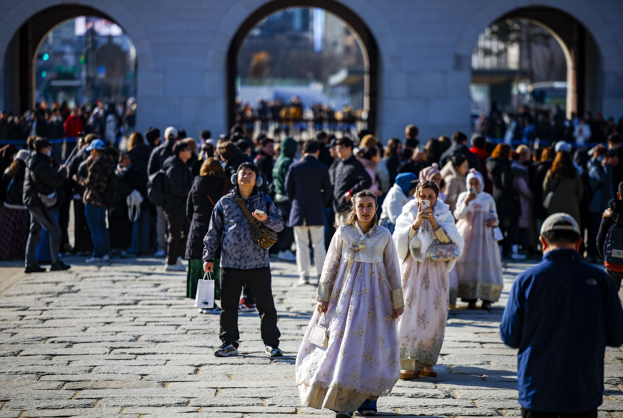 Visitors are seen at Gyeongbokgung in Seoul on Feb. 14. (Newsis)