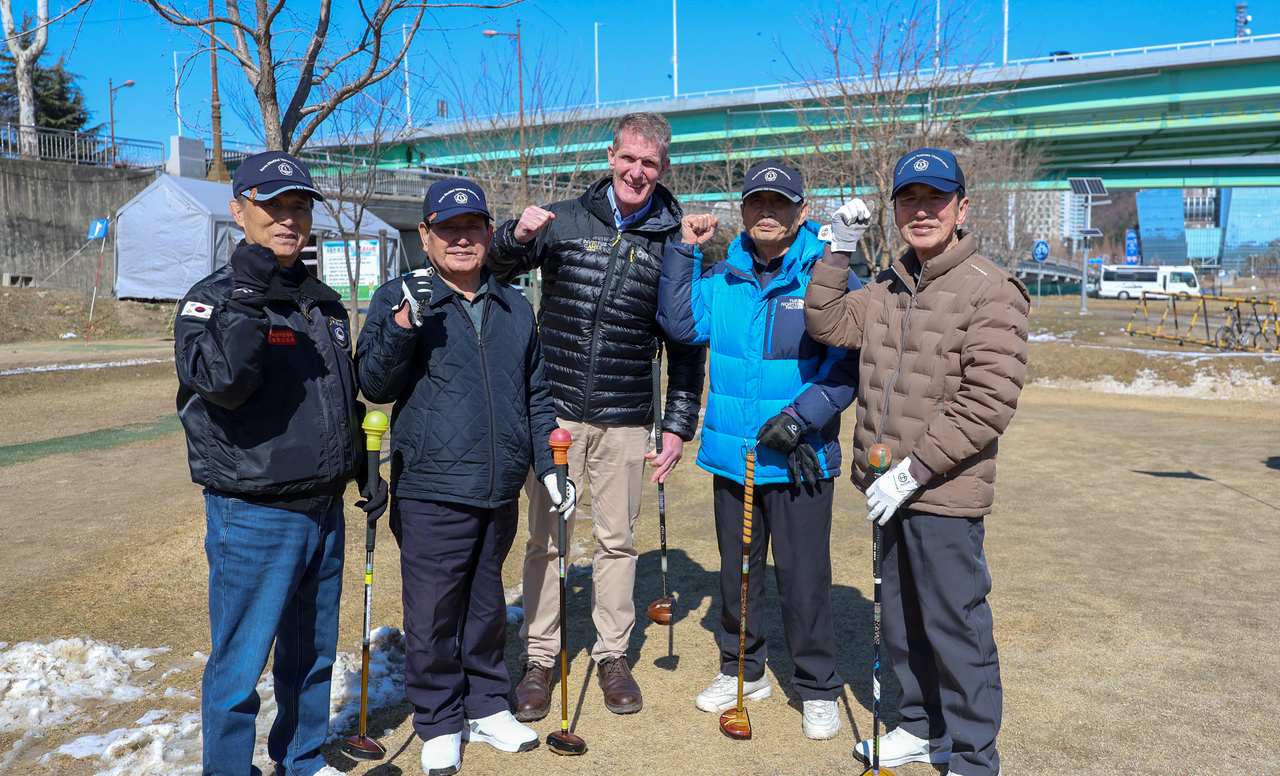 Richard Smith (center), deputy chief executive of the Invictus Games Foundation, poses with members of the Korea Disabled Veterans Association — many of whom are veterans of the Vietnam War — at a park golf course in Daejeon on Wednesday. (Ministry of Patriots and Veterans Affairs)