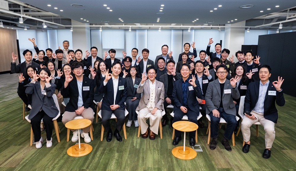 CJ Group Chair Lee Jay-hyun (center) poses for a photo with employees at CJ Freshway's office in Seoul. (CJ Group)