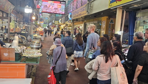 Participants in Namdong-gu’s stopover tour program visit a traditional market in Namdong-gu, Incheon. (Namdong-gu Office)
