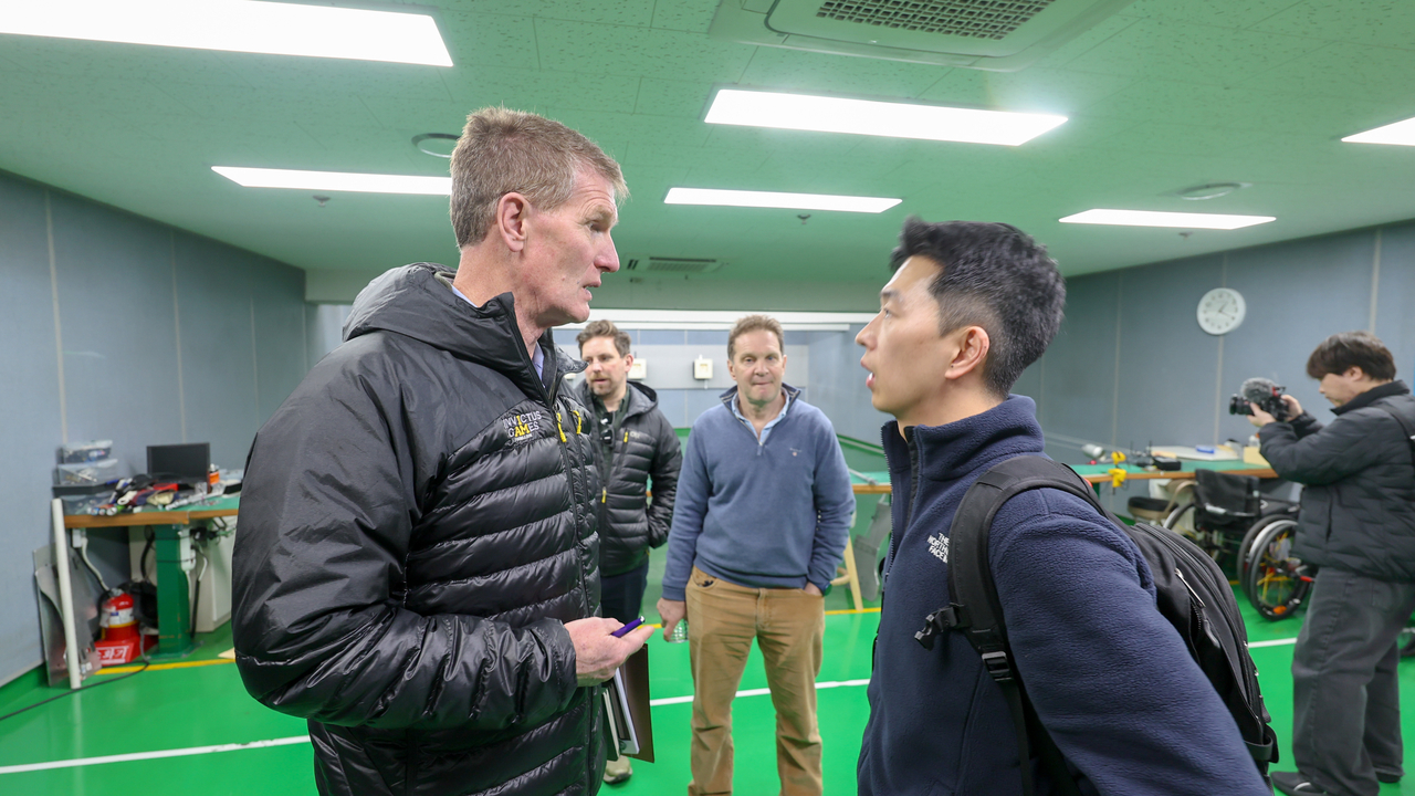 Richard Smith (left), deputy chief executive of the Invictus Games Foundation, speaks with Moon Hyun-kyu (right), director of rehabilitation sports at the Korea Disabled Veterans Association, at a proposed laser shooting venue inside Daejeon Veterans Hospital on Wednesday. (Ministry of Patriots and Veterans Affairs)
