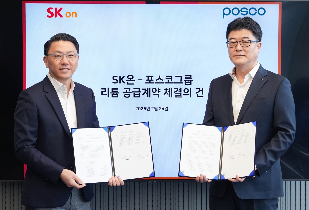 Park Jong-jin (left), head of strategic procurement at SK On, and Lee Jae-young, head of the energy materials business division at Posco Holdings, pose for a photo after signing a long-term lithium supply agreement at SK On Green Campus in Jongno-gu, Seoul, Tuesday. (SK On)