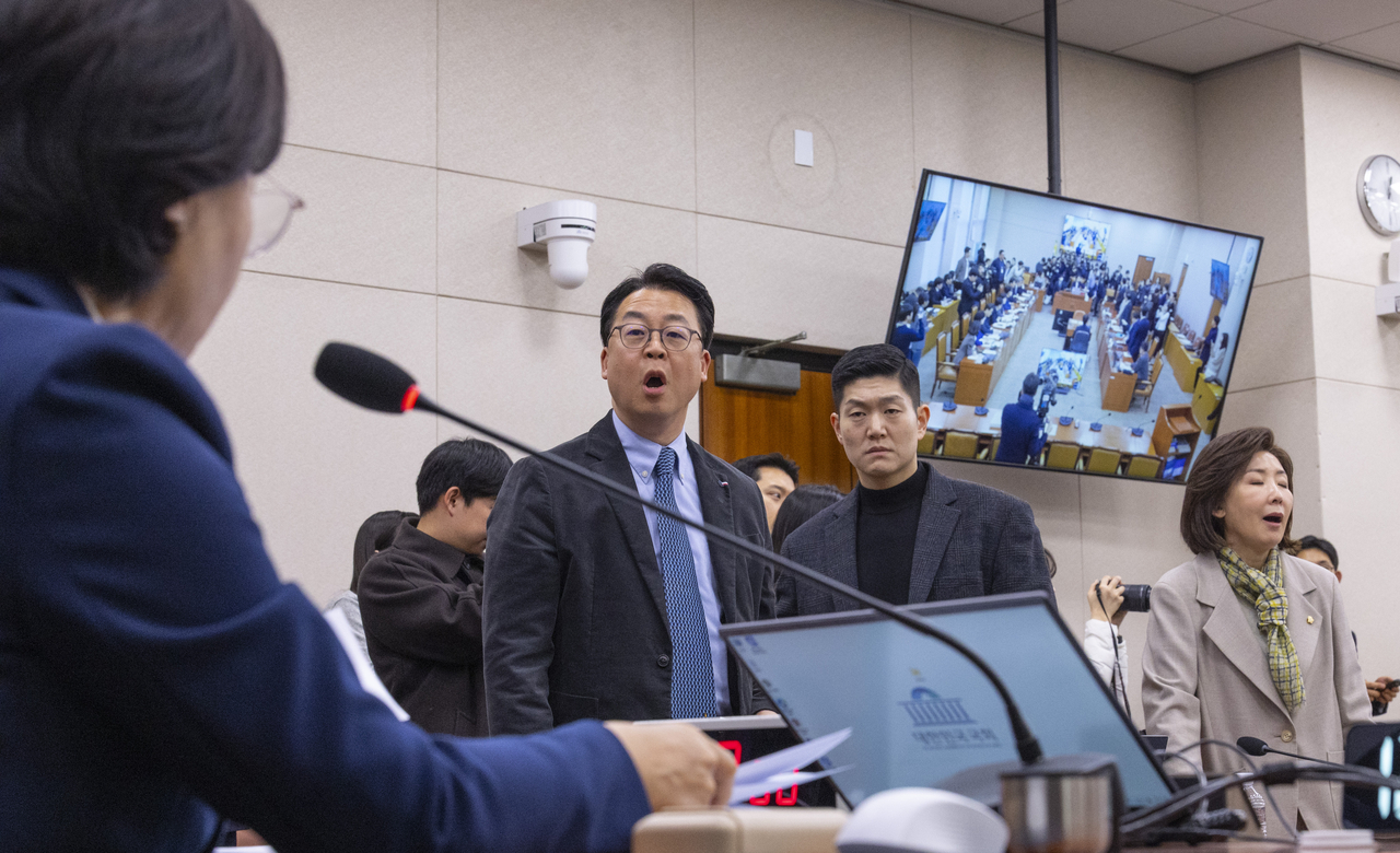 People Power Party lawmakers including Reps. Kwak Kyu-taek (center), Kim Jae-sub (second from right) and Na Kyung-won (right) protesting Legislative and Judiciary Committee Chair Rep. Choo Mi-ae (left), who made a decision to halt bill procedures to launch two megacities by expanding Daejeon and Daegu at the National Assembly on Tuesday. (Yonhap)