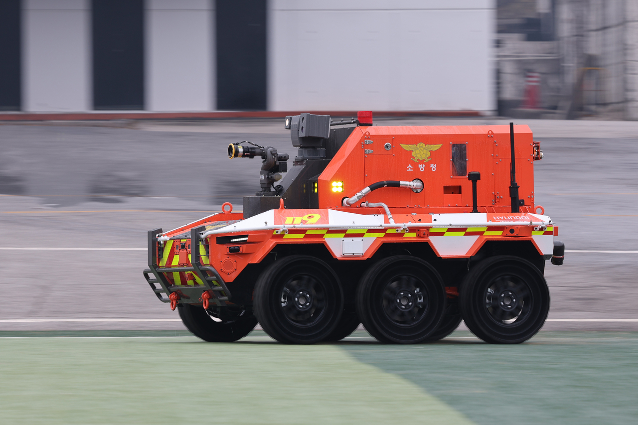 A remote-controlled firefighting robot demonstrates its fire suppression capabilities during a donation ceremony in Namyangju, Gyeonggi Province, Tuesday. (Yonhap)