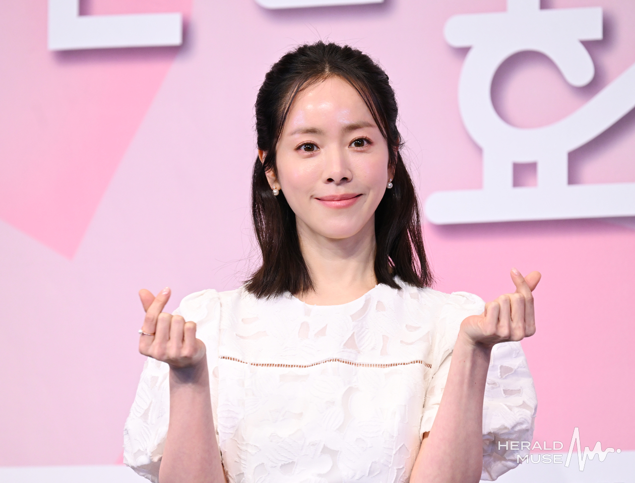 [헤럴드뮤즈= 윤병찬 기자] 26일 오후 영등포구 더 링크호텔 서울에서 JTBC 새 토일드라마 ‘미혼남녀의 효율적 만남’ 제작발표회가 열렸다.
이 자리에는 배우 한지민, 박성훈, 이기택, 이재훈감독 등이 참석했다. 한편 ‘미혼남녀의 효율적 만남’은 사랑을 결심한 여자가 소개팅에 나가 다른 매력을 가진 두 남자를 만나고 끌리고 또 흔들리면서 결국 진정한 사랑의 의미를 찾아 나가는 이야기를 그리는 드라마.
