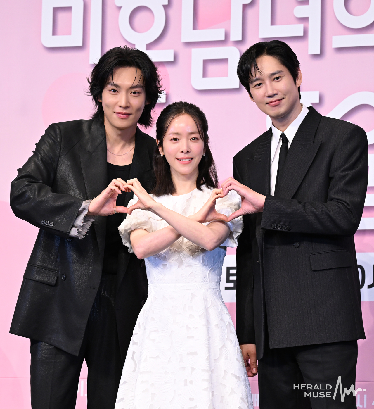 [헤럴드뮤즈= 윤병찬 기자] 26일 오후 영등포구 더 링크호텔 서울에서 JTBC 새 토일드라마 ‘미혼남녀의 효율적 만남’ 제작발표회가 열렸다.
이 자리에는 배우 한지민, 박성훈, 이기택, 이재훈감독 등이 참석했다. 한편 ‘미혼남녀의 효율적 만남’은 사랑을 결심한 여자가 소개팅에 나가 다른 매력을 가진 두 남자를 만나고 끌리고 또 흔들리면서 결국 진정한 사랑의 의미를 찾아 나가는 이야기를 그리는 드라마.